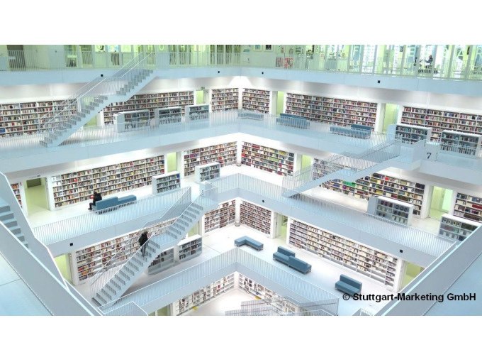 Moderne Innenansicht der Stadtbibliothek Stuttgart mit weißen Treppen, offenen Etagen und zahlreichen Bücherregalen., © Stuttgart Marketing GmbH Moderne Innenansicht der Stadtbibliothek Stuttgart mit weißen Treppen, offenen Etagen und zahlreichen Bücherregalen., © Stuttgart Marketing GmbH