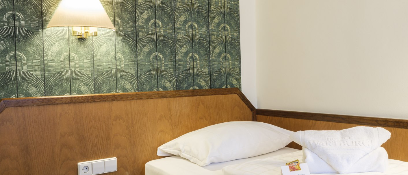 Einzelzimmer modernisiert gr&uuml;n, &copy; Hotel Wartburg