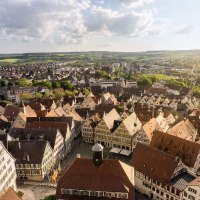 Panoramablick auf Herrenberg mit historischen Fachwerkhäusern und grüner Landschaft im Hintergrund unter einem bewölkten Himmel., © Stuttgart-Marketing GmbH, Martina Denker Panoramablick auf Herrenberg mit historischen Fachwerkhäusern und grüner Landschaft im Hintergrund unter einem bewölkten Himmel., © Stuttgart-Marketing GmbH, Martina Denker