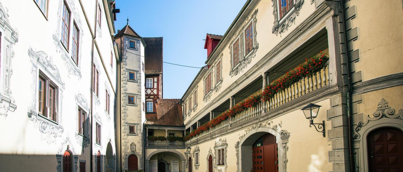 Innenhof des Alten Schlosses in Gaildorf mit verzierten Fassaden und blühenden Blumen auf den Balkonen., © Stuttgart-Marketing GmbH, Sarah Schmid