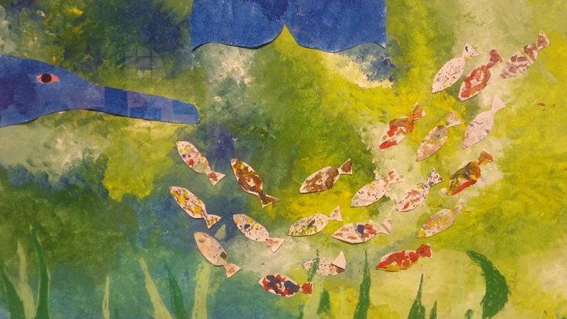 Ein buntes Unterwasserbild zeigt viele kleine Fische und eine gro&szlig;e blaue Walflosse in einem gr&uuml;nen Hintergrund., &copy; Kunstschule Labyrinth