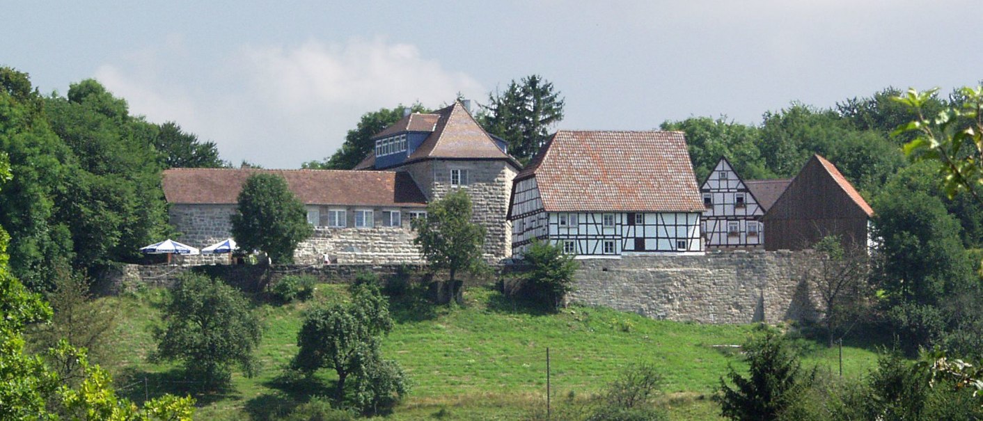 Burg Waldenstein mit Fachwerkgebäuden, umgeben von Bäumen und grüner Landschaft. Historische Architektur in idyllischer Umgebung., © FVG Schwäbischer Wald Burg Waldenstein mit Fachwerkgebäuden, umgeben von Bäumen und grüner Landschaft. Historische Architektur in idyllischer Umgebung., © FVG Schwäbischer Wald