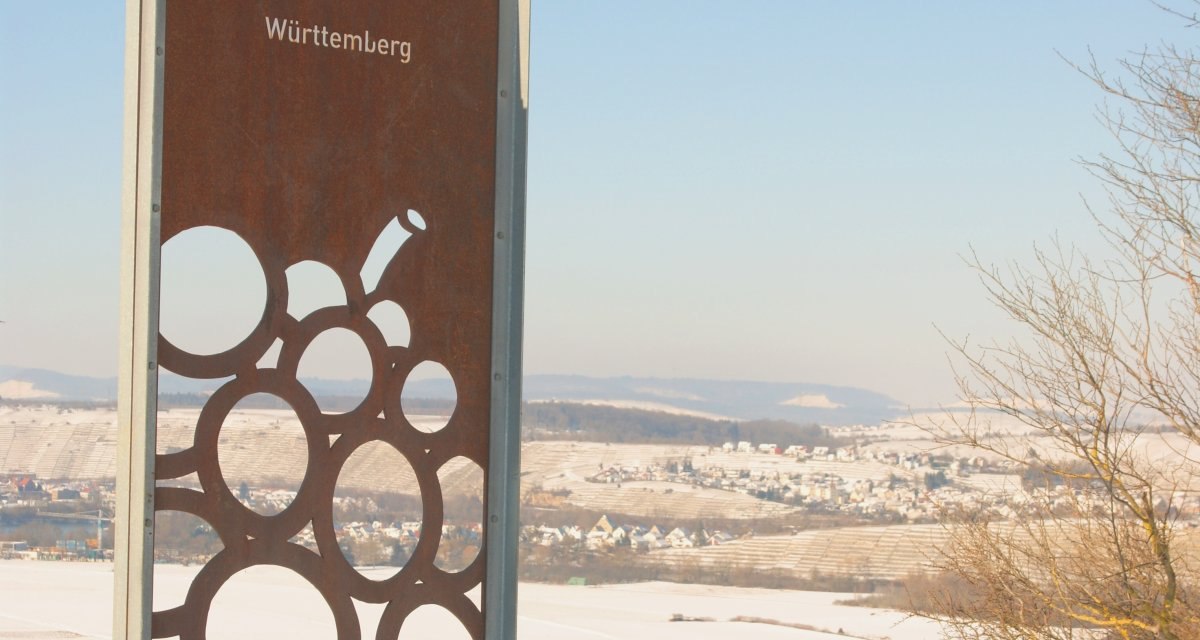 Schild 'Sch&ouml;nste Weinsicht 2016 W&uuml;rttemberg' vor verschneiter Landschaft mit Weinbergen und D&ouml;rfern im Hintergrund., &copy; Land der 1000 H&uuml;gel - Kraichgau-Stromberg