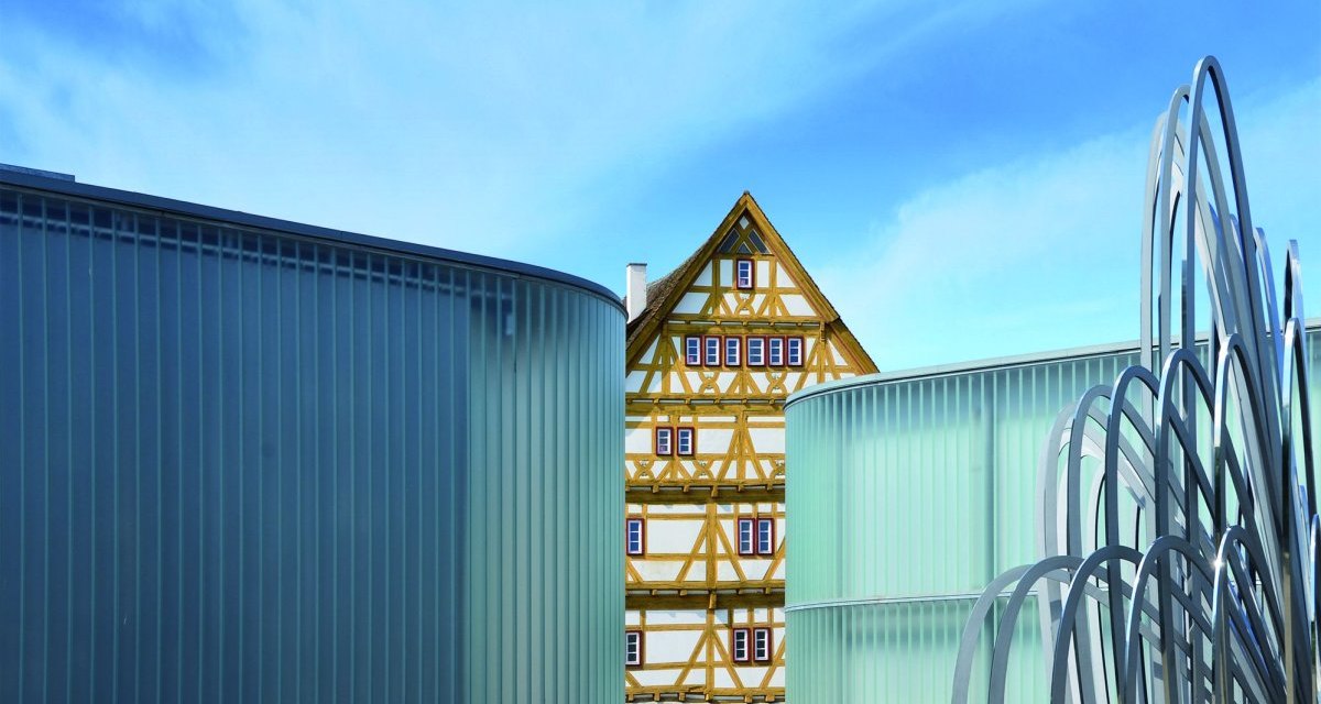 Moderne Gebäude der Galerie Stihl Waiblingen mit einem traditionellen Fachwerkhaus im Hintergrund., © Galerie Stihl Waiblingen Moderne Gebäude der Galerie Stihl Waiblingen mit einem traditionellen Fachwerkhaus im Hintergrund., © Galerie Stihl Waiblingen