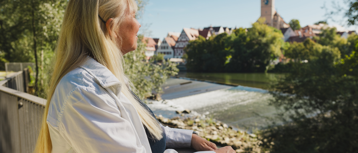Frau die am Wasser steht und auf die Stadt Nürtingen schaut., © Stadt Nürtingen, B.Knoblauch Frau die am Wasser steht und auf die Stadt Nürtingen schaut., © Stadt Nürtingen, B.Knoblauch