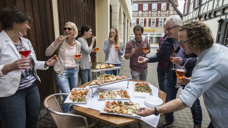 Gruppe bei einer kulinarischen Stadtführung mitten in der Innenstadt von Kirchheim unter Teck, © Torsten Wenzler