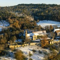 Luftaufnahme des Klosters Lorch im Winter. Das Kloster ist von schneebedeckten Feldern und Wäldern umgeben, die in der Wintersonne leuchten., © Stuttgart Marketing GmbH, Sarah Schmid