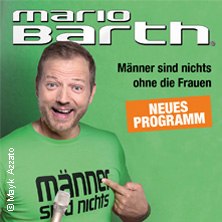 Ein Mann in grünem T-Shirt mit der Aufschrift 'Männer sind nichts' zeigt auf sich. Text: 'Mario Barth - Männer sind nichts ohne die Frauen. Neues Programm'., © links im Bild
