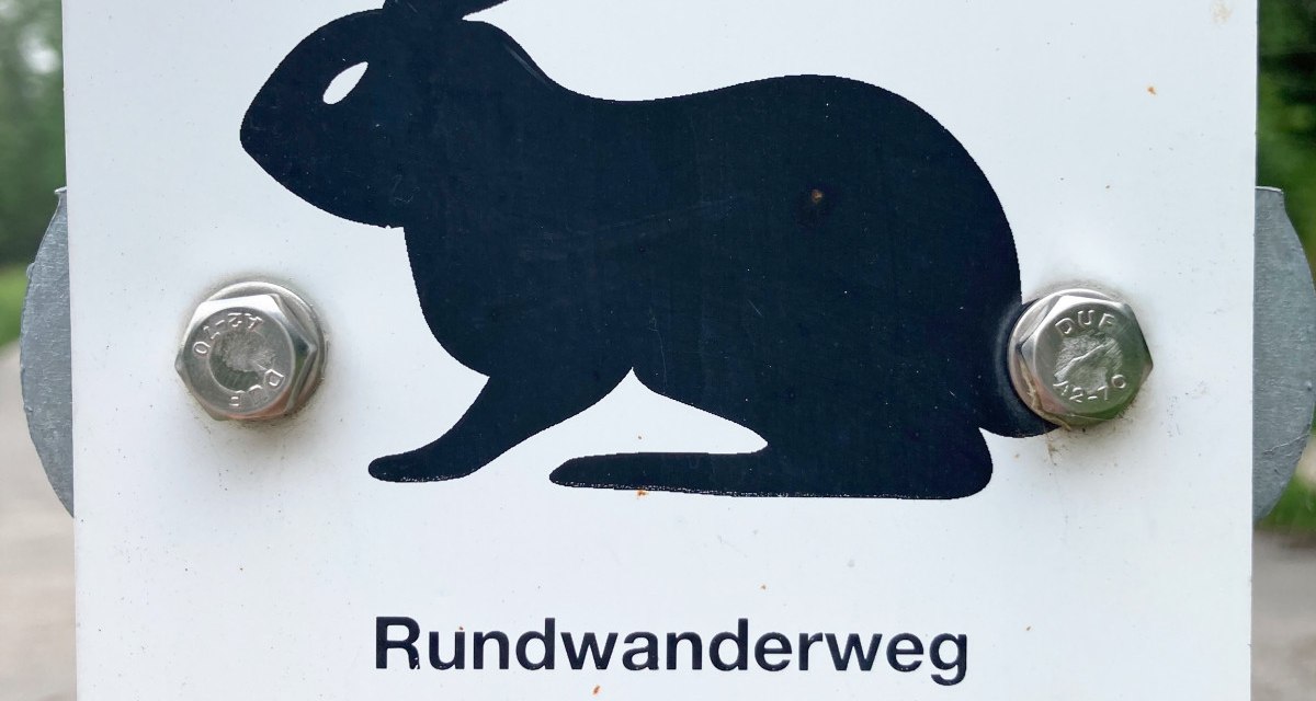 Schild mit schwarzem Hasen-Symbol, Aufschrift 'Rundwanderweg', Nummer 3, Pfeil nach rechts, Wappen von Remseck am Neckar., © Stadt Remseck am Neckar