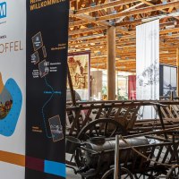 Ausstellungsfläche im Deutschen Landwirtschaftsmuseum mit historischen landwirtschaftlichen Geräten und Infotafeln zur Kartoffel., © SMG, Sarah Schmid Ausstellungsfläche im Deutschen Landwirtschaftsmuseum mit historischen landwirtschaftlichen Geräten und Infotafeln zur Kartoffel., © SMG, Sarah Schmid