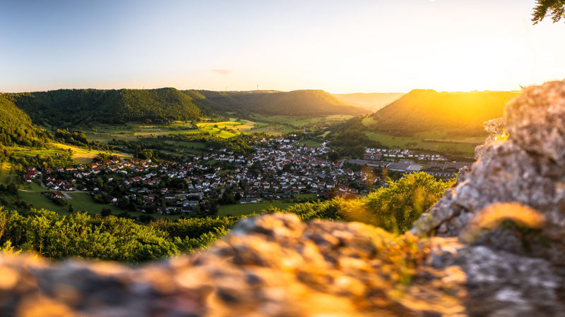 Panoramablick auf Bad Überkingen bei Sonnenuntergang, umgeben von grünen Hügeln und Wäldern., © Daniel Sorkalla