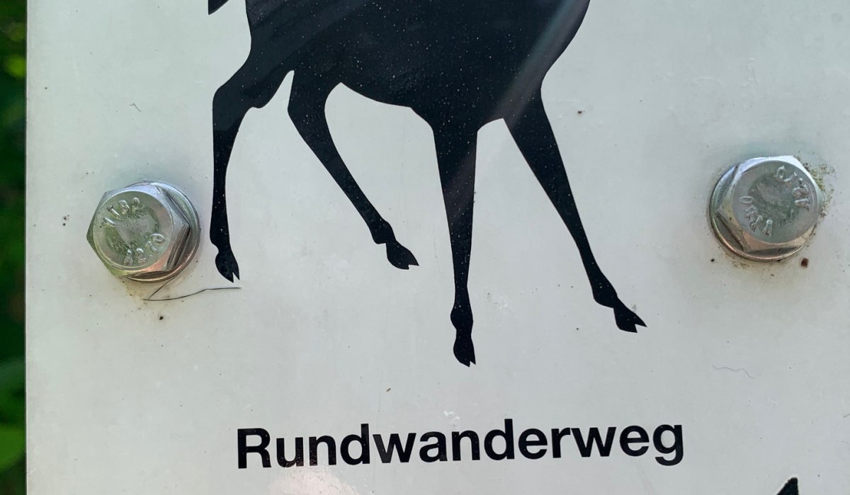 Schild mit Rehsymbol und der Aufschrift 'Rundwanderweg 6'. Unten steht 'Remseck am Neckar'. Zwei Schrauben befestigen das Schild., © Stadtverwaltung Remseck am Neckar Schild mit Rehsymbol und der Aufschrift 'Rundwanderweg 6'. Unten steht 'Remseck am Neckar'. Zwei Schrauben befestigen das Schild., © Stadtverwaltung Remseck am Neckar