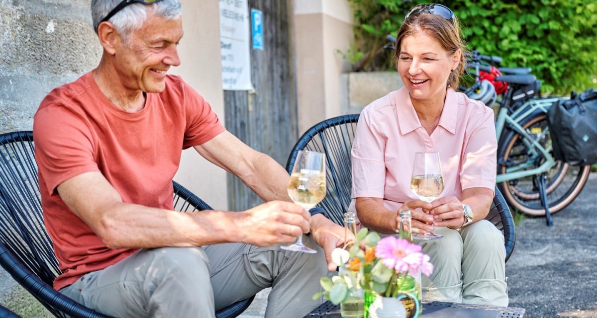 Radfahrer trinken Wein bei Direktvermarkter, © Touristikgemeinschaft Hohenlohe e. V. | Florian Trykowski Radfahrer trinken Wein bei Direktvermarkter, © Touristikgemeinschaft Hohenlohe e. V. | Florian Trykowski
