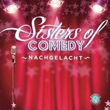 Plakat f&uuml;r 'Sisters of Comedy' mit Mikrofon und rotem Vorhang. Der Schriftzug 'Nachgelacht' ist darunter zu sehen., &copy; links im Bild