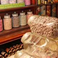 Ein nostalgischer Bonbonladen mit großen Gläsern voller bunter Süßigkeiten und einer antiken Waage auf einem Holztresen., © Stadt Vaihingen an der Enz Ein nostalgischer Bonbonladen mit großen Gläsern voller bunter Süßigkeiten und einer antiken Waage auf einem Holztresen., © Stadt Vaihingen an der Enz