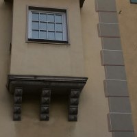 Fassade des Stadtmuseums Esslingen mit mehreren Fenstern, darunter zwei gotische Fenster und ein Erker. Der Schriftzug 'STADTMUSEUM' ist sichtbar., © SMG