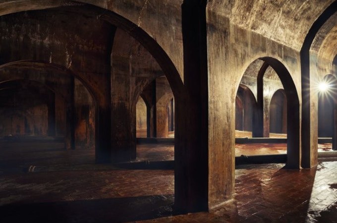 Unterirdische Gewölbe mit Bögen und Ziegelboden, beleuchtet von einem Lichtstrahl, erzeugen eine mystische Atmosphäre., © Esslinger Stadtmarketing &amp; Tourismus GmbH