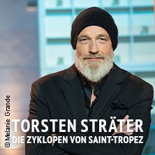 Torsten Sträter - Die Zyklopen von Saint-Tropez, © links im Bild Torsten Sträter - Die Zyklopen von Saint-Tropez, © links im Bild
