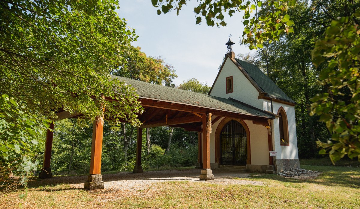 Die Bernharduskapelle steht im Wald, umgeben von Bäumen. Sie hat einen überdachten Vorbau und ein grünes Dach., © Remstal Tourismus e.V. Foto Bebop Media Die Bernharduskapelle steht im Wald, umgeben von Bäumen. Sie hat einen überdachten Vorbau und ein grünes Dach., © Remstal Tourismus e.V. Foto Bebop Media