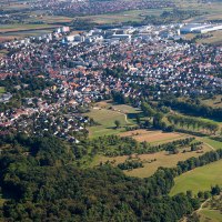 Luftaufnahme von Filderstadt zeigt Wohngebiete, Felder und Wälder. Die Stadt ist von landwirtschaftlichen Flächen umgeben., © Stuttgart-Marketing GmbH