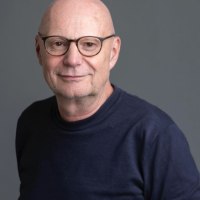 Ein &auml;lterer Mann mit Brille und Glatze l&auml;chelt leicht in die Kamera. Er tr&auml;gt einen dunkelblauen Pullover. Der Hintergrund ist grau., &copy; Stadt Waldenbuch