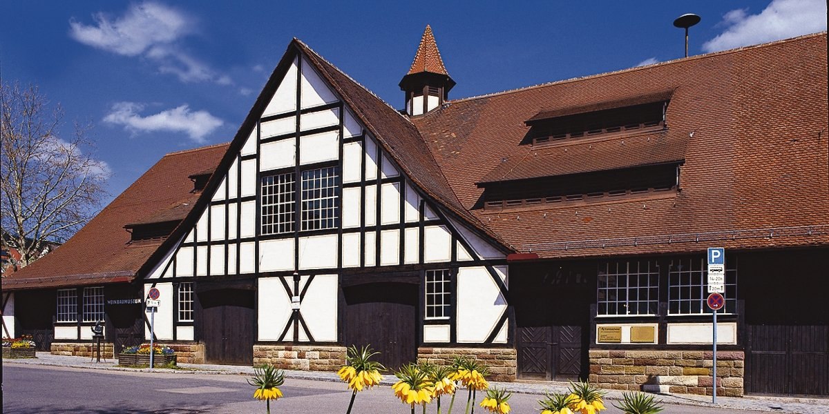 Fachwerkgeb&auml;ude des Weinbaumuseums in Uhlbach, sonniger Tag, blauer Himmel, bl&uuml;hende Blumen im Vordergrund., &copy; Stuttgart-Marketing GmbH