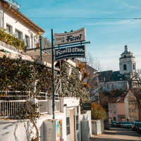 Ein Restaurant mit dem Namen 'Tasca im Feui', das portugiesische und spanische Spezialit&auml;ten anbietet. Daneben ein Schild f&uuml;r 'Feuilleton', einen Kleinkunst- und Musikclub., &copy; Stuttgart-Marketing GmbH, Sarah Schmid