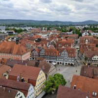 Historische Stadt mit Fachwerkh&auml;usern und roten D&auml;chern aus der Vogelperspektive. Im Hintergrund sind H&uuml;gel und bewaldete Gebiete zu sehen., &copy; Eigenbetrieb Tourismus und Citymanagement Schorndorf