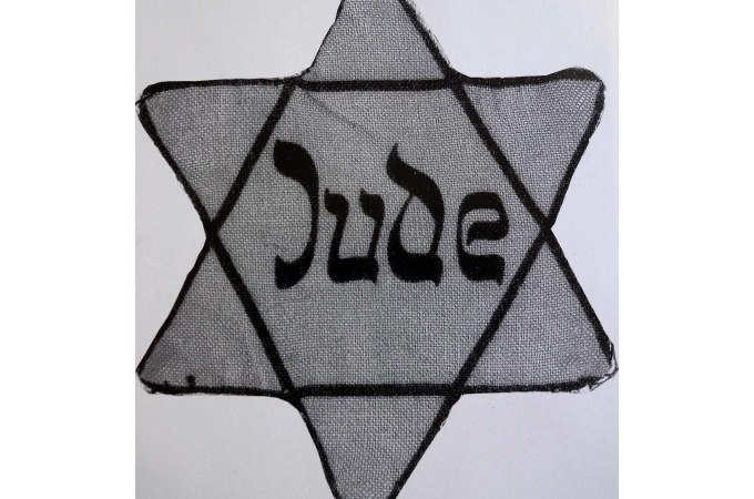 Ein gelber Davidstern mit der Aufschrift 'Jude' in schwarzer Schrift, Symbol der Diskriminierung während des Holocausts., © Stadt Göppingen Ein gelber Davidstern mit der Aufschrift 'Jude' in schwarzer Schrift, Symbol der Diskriminierung während des Holocausts., © Stadt Göppingen