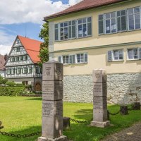 Eingang des Schlossmuseums in Kirchheim unter Teck, mit einem Fachwerkhaus im Hintergrund und einer grünen Wiese im Vordergrund., © Torsten Wenzler