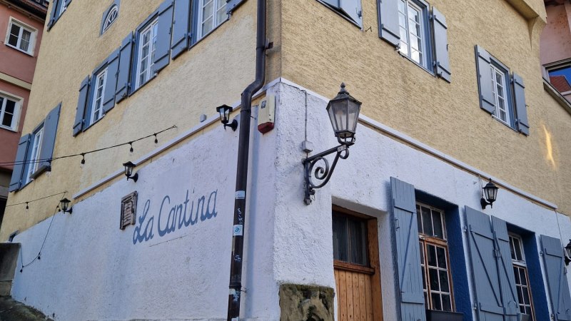 Gelbes Geb&auml;ude mit blauen Fensterl&auml;den und der Aufschrift 'La Cantina'. Historische Architektur mit Laternen und steinernen Details., &copy; StadtNuertingen