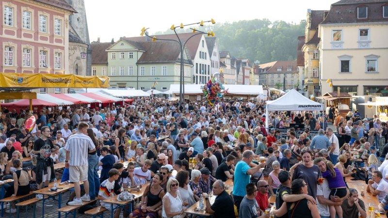 Gro&szlig;e Menschenmenge auf einem Stadtfest mit Bierb&auml;nken und bunten St&auml;nden. Die Atmosph&auml;re ist lebhaft und fr&ouml;hlich., &copy; F&uuml;r die Bildrechte: Amt f&uuml;r Medien und Kommunikation Schw&auml;bisch Gm&uuml;nd