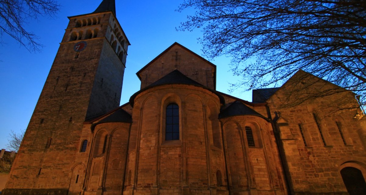 Die Martinskirche bei D&auml;mmerung, mit beleuchtetem Turm und blauen Himmel. Die Architektur ist romanisch, umgeben von kahlen B&auml;umen., &copy; Sindelfingen - Stuttgart-Marketing GmbH