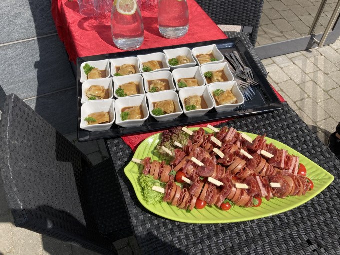 Kleine Sch&auml;lchen mit Vorspeisen und eine Platte mit Fleischr&ouml;llchen auf einem Tisch im Freien., &copy; Eigenbetrieb Tourismus und Citymanagement Schorndorf