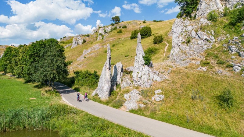Ba-W&uuml;_Schw&auml;bische Alb_ Eselsburger Tal bei Herbrechtingen_Unsere Statistinnen Simone Gulkowski (rote kurze Haare)
Julia Neidhardt (lange dunkle Haare) fahren auf dem W&uuml;rttemberger T&auml;lerradweg zwischen dem Bucher Stausee bei Aalen bis nach Giengen an der Brenz, &copy; TMBW
