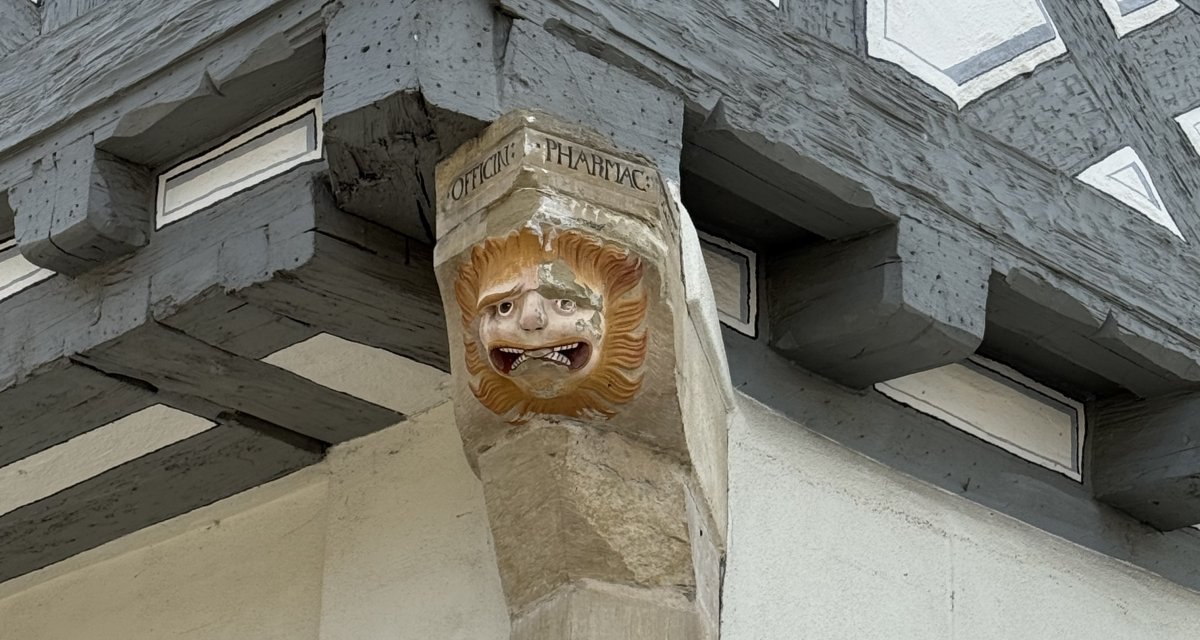 Ein Neidkopf an einem Fachwerkhaus in Waiblingen. Der Kopf ist kunstvoll geschnitzt und bemalt, um böse Geister abzuwehren. Ein Neidkopf an einem Fachwerkhaus in Waiblingen. Der Kopf ist kunstvoll geschnitzt und bemalt, um böse Geister abzuwehren.