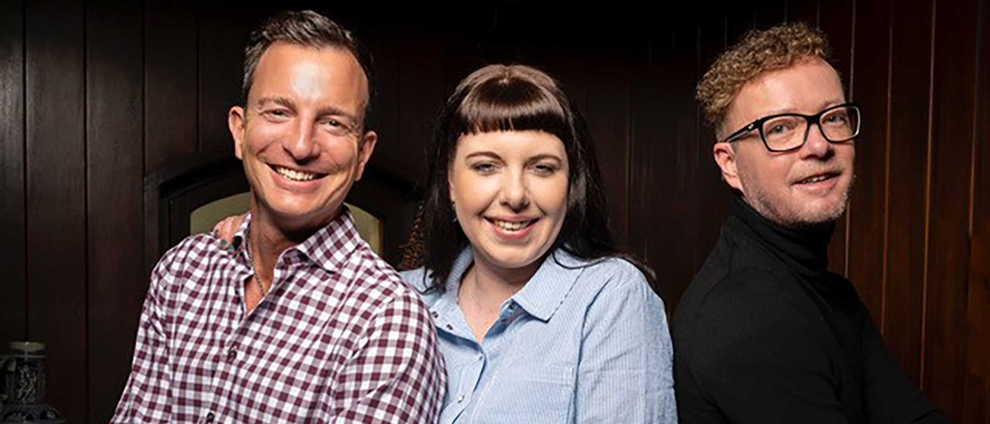 Drei Personen stehen lächelnd nebeneinander vor einer Holzwand. Sie tragen Freizeitkleidung und wirken fröhlich., © Zumbecher Drei Personen stehen lächelnd nebeneinander vor einer Holzwand. Sie tragen Freizeitkleidung und wirken fröhlich., © Zumbecher