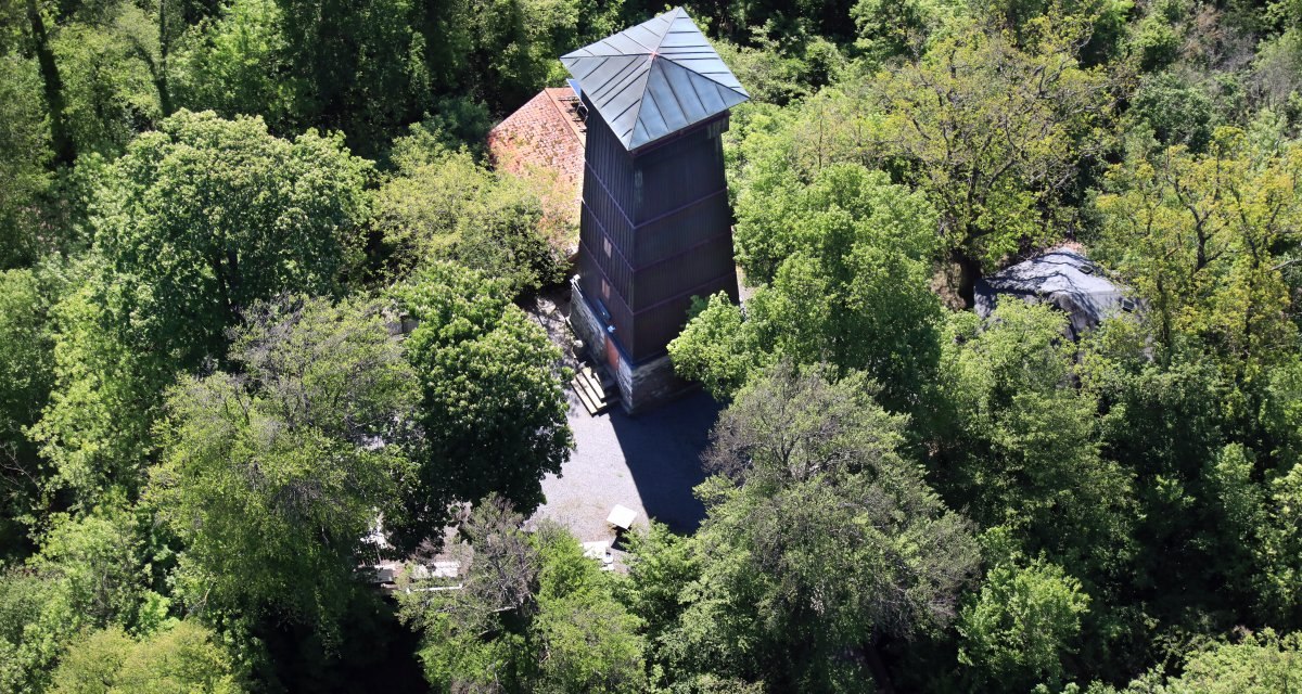 Luftaufnahme eines Turms, umgeben von dichtem Wald. Der Turm hat ein spitzes Dach und steht auf einem gepflasterten Platz., © Land der 1000 Hügel - Kraichgau-Stromberg Luftaufnahme eines Turms, umgeben von dichtem Wald. Der Turm hat ein spitzes Dach und steht auf einem gepflasterten Platz., © Land der 1000 Hügel - Kraichgau-Stromberg
