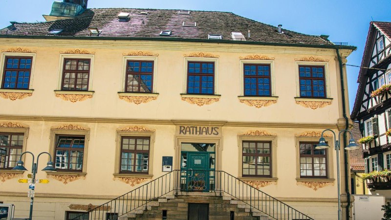 Das historische Rathaus von Vaihingen an der Enz mit seiner klassischen Fassade und einem angrenzenden Fachwerkhaus bei sonnigem Wetter., &copy; Stuttgart-Marketing GmbH, Sarah Schmid