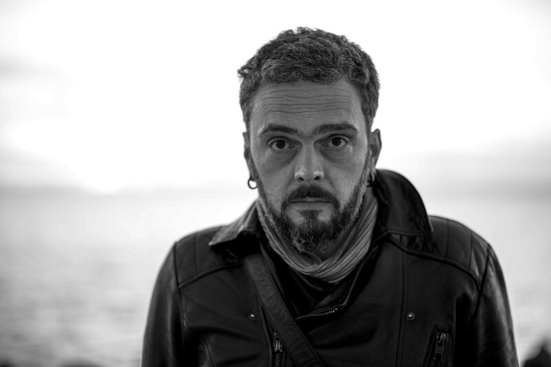 Schwarz-weiß Porträt eines Mannes mit Bart und Lederjacke, der direkt in die Kamera schaut. Der Hintergrund ist unscharf., © Kulturhaus Schwanen