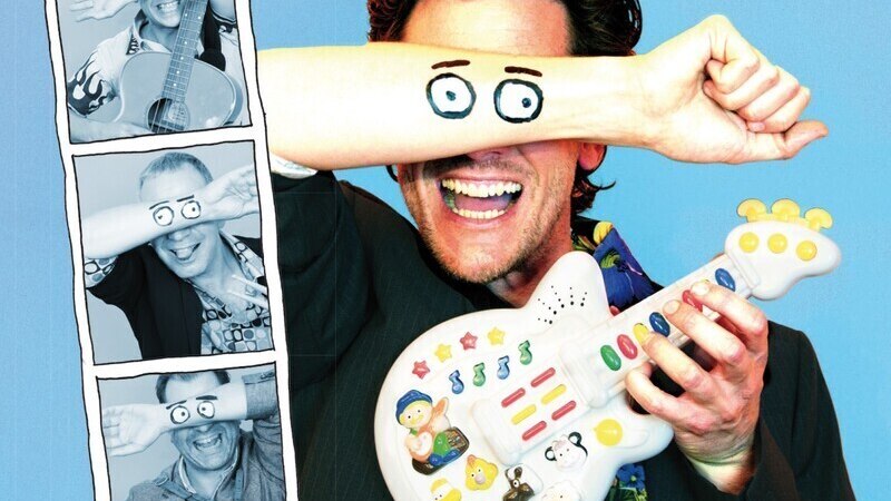 Ein Mann hält eine Spielzeuggitarre und hat aufgemalte Augen auf dem Arm. Links sind drei Fotos von Personen mit ähnlichen Posen., © Mauerwerk GmbH