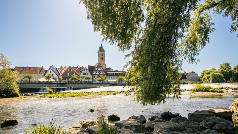 Sommerlicher Blick auf die Fischtreppe in Nürtingen mit malerischen Fachwerkhäusern und einem Kirchturm im Hintergrund., © Stuttgart-Marketing GmbH, Sarah Schmid Sommerlicher Blick auf die Fischtreppe in Nürtingen mit malerischen Fachwerkhäusern und einem Kirchturm im Hintergrund., © Stuttgart-Marketing GmbH, Sarah Schmid