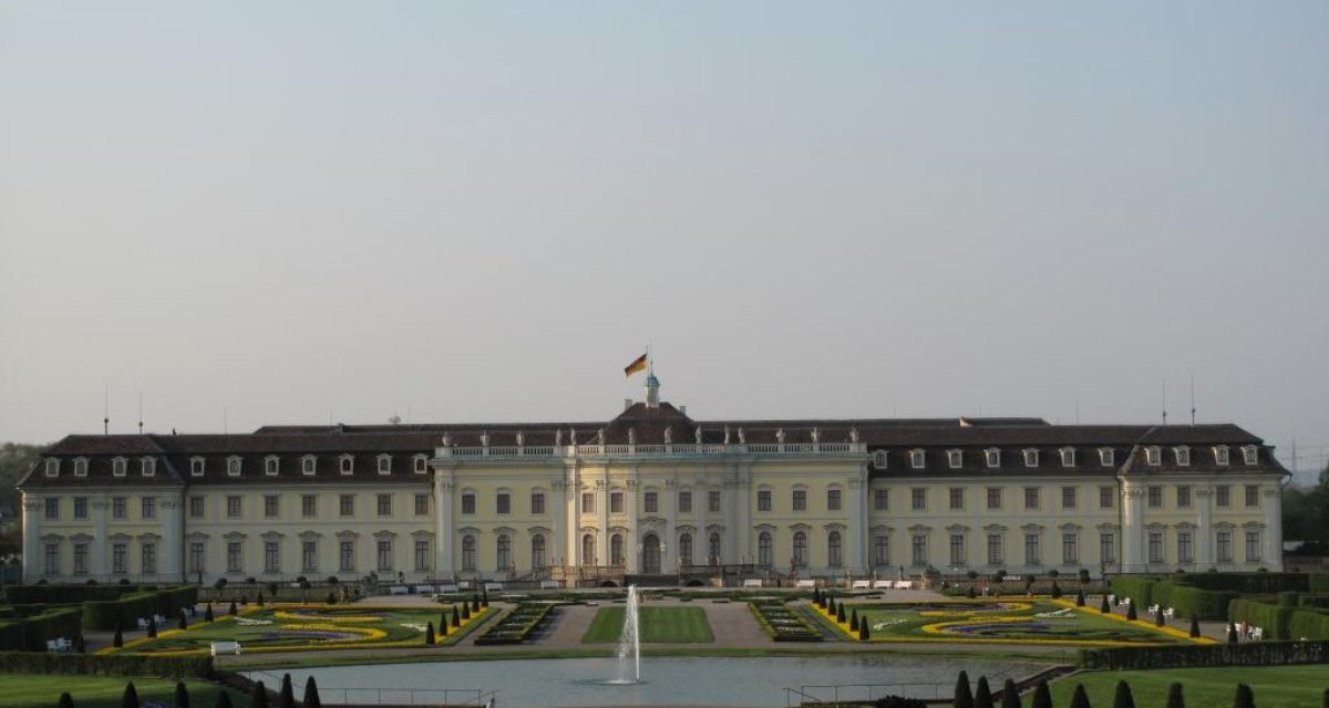 Das Residenzschloss Ludwigsburg mit symmetrischen Gärten und einem zentralen Springbrunnen bei klarem Himmel., © Ludwigsburg - Stuttgart-Marketing GmbH Das Residenzschloss Ludwigsburg mit symmetrischen Gärten und einem zentralen Springbrunnen bei klarem Himmel., © Ludwigsburg - Stuttgart-Marketing GmbH