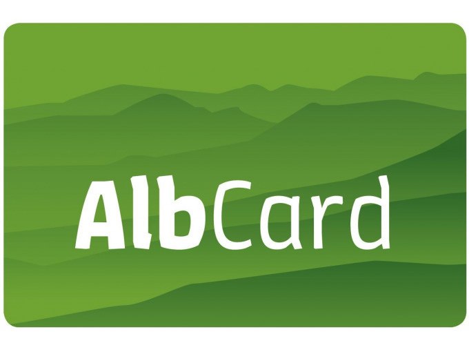 Gr&uuml;ne Karte mit dem Schriftzug 'AlbCard' und stilisierten H&uuml;geln im Hintergrund., &copy; Stadt G&ouml;ppingen