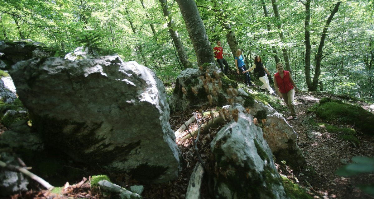 Wanderer umrunden den Geschlitzten Fels, &copy; Bad Urach Tourismus
