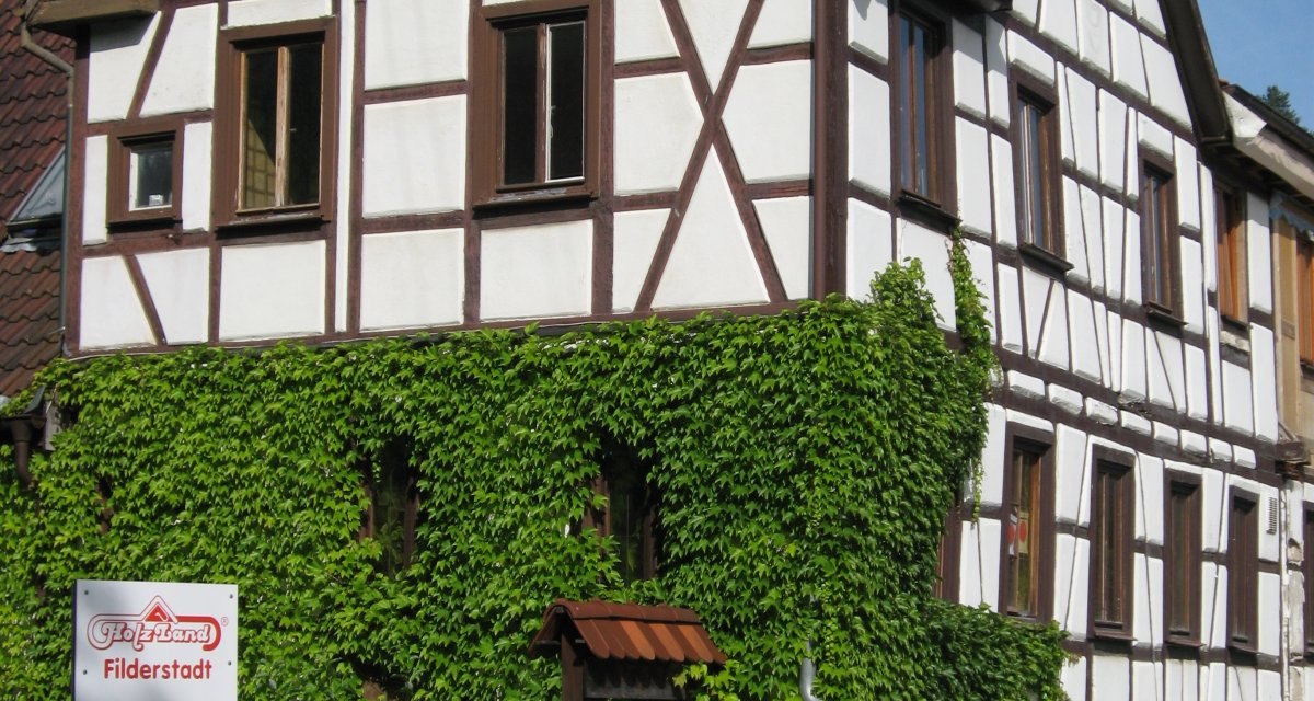 Ein Fachwerkhaus mit Efeu bewachsen. Straßenschilder weisen nach Filderstadt (4 km) und Nürtingen (15 km)., © Natur.Nah. Schönbuch & Heckengäu Ein Fachwerkhaus mit Efeu bewachsen. Straßenschilder weisen nach Filderstadt (4 km) und Nürtingen (15 km)., © Natur.Nah. Schönbuch & Heckengäu