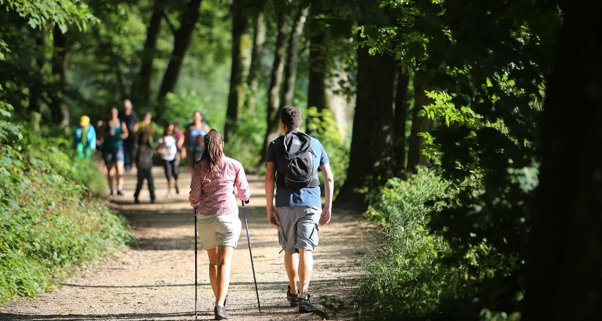 Wanderer sind auf dem Weg zum Uracher Wasserfall, © Bad Urach Tourismus Wanderer sind auf dem Weg zum Uracher Wasserfall, © Bad Urach Tourismus
