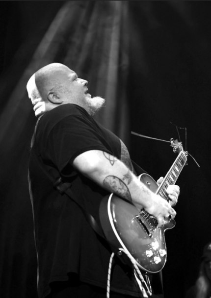 Ein Musiker spielt leidenschaftlich E-Gitarre auf der B&uuml;hne, beleuchtet von einem dramatischen Lichtstrahl., &copy; schbieldesle e.V.