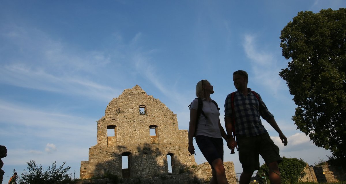 Wanderer verlassen die Burgruine Hohenurach, &copy; Bad Urach Tourismus