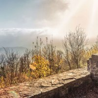 Ruinen der Burg Hohenstaufen mit herbstlichen Bäumen und Nebel im Hintergrund. Sonnenstrahlen brechen durch die Wolken., © Stuttgart-Marketing GmbH, Martina Denker